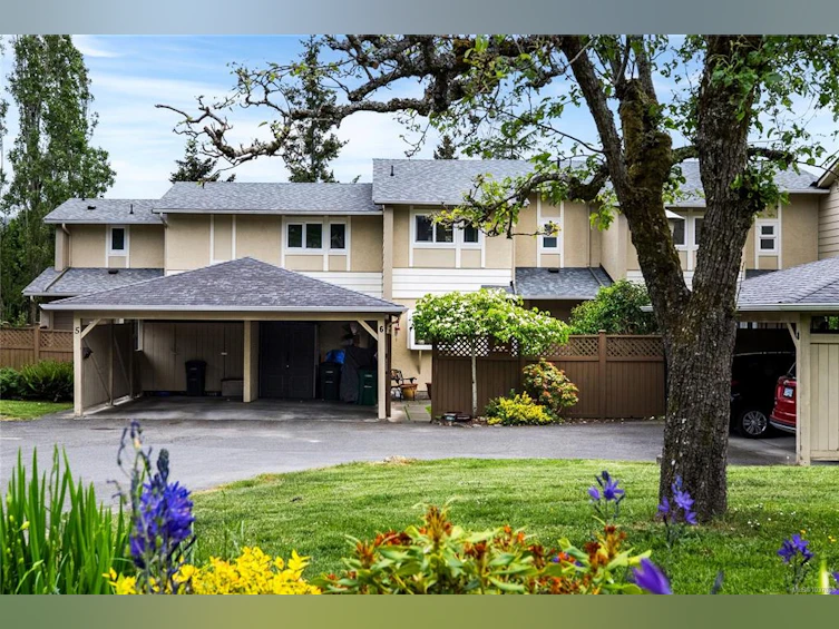 6-3981 Nelthorpe Street, Saanich, BC, V8X 3Z2