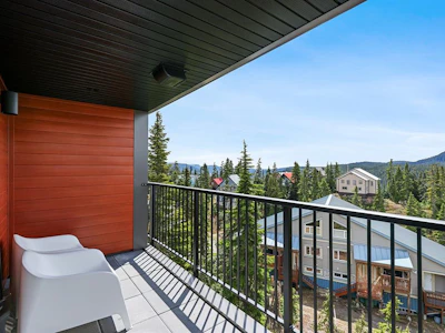 303-695 Castle Crag Crescent - 4