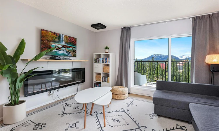 303-695 Castle Crag Crescent