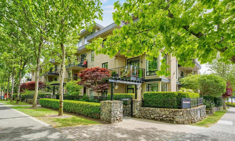 207-330 Waterfront Crescent