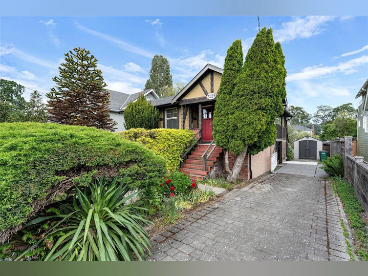 3329 Doncaster Drive, Saanich, BC, V8P 3V7