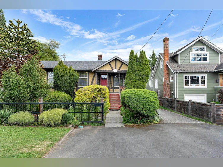 3329 Doncaster Drive, Saanich, BC, V8P 3V7 - 3