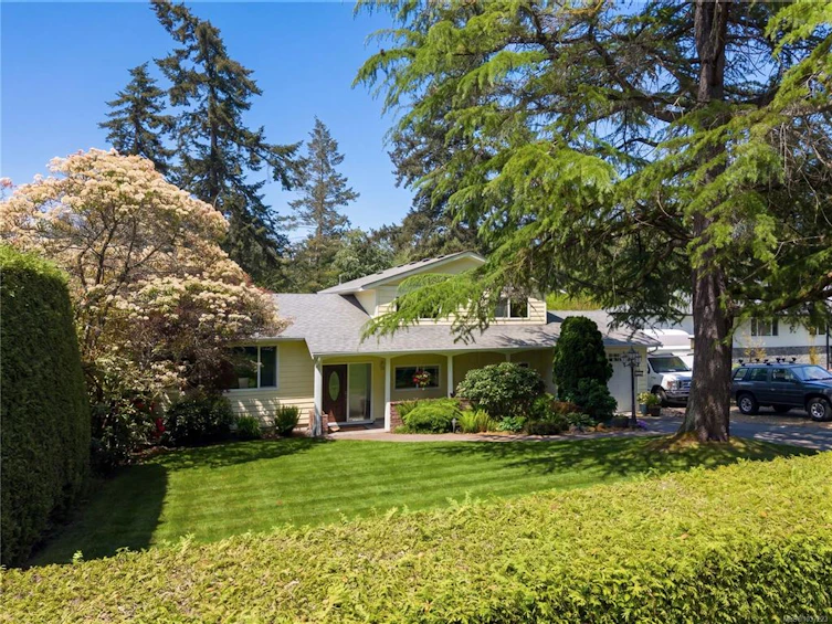 3405 Rolston Crescent, Saanich, BC, V8Z 4P2 - 2