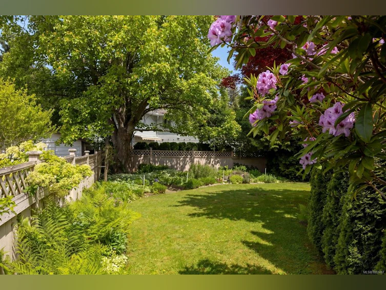 1986 Wenman Drive, Saanich, BC, V8N 2P8 - 35