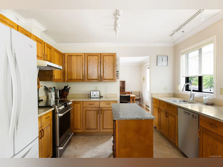 1986 Wenman Drive, Saanich, BC, V8N 2P8 - 10