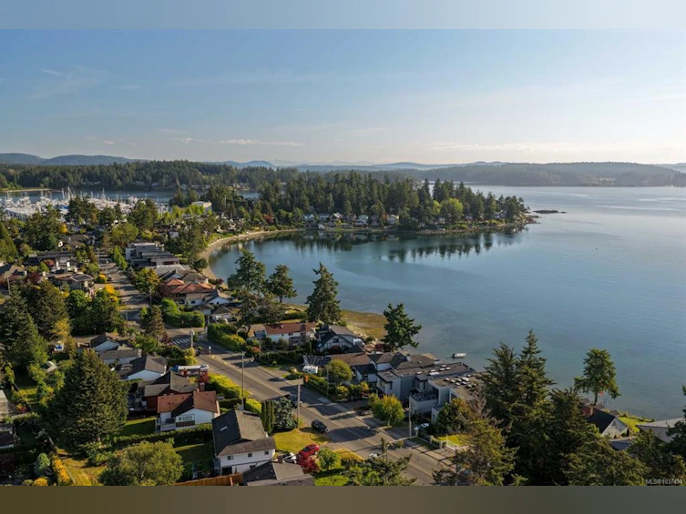 10303 Resthaven Drive, Sidney, BC, V8L 3H2 - 38