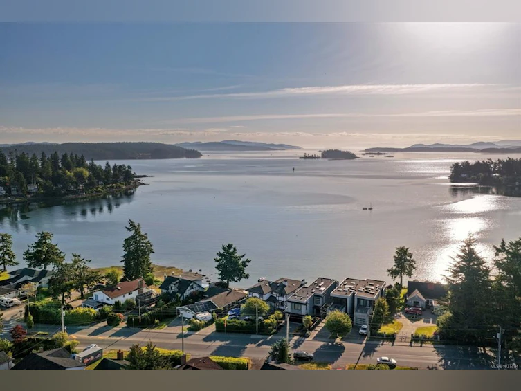 10303 Resthaven Drive, Sidney, BC, V8L 3H2 - 37