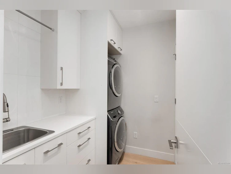 10303 Resthaven Drive, Sidney, BC, V8L 3H2 - 21