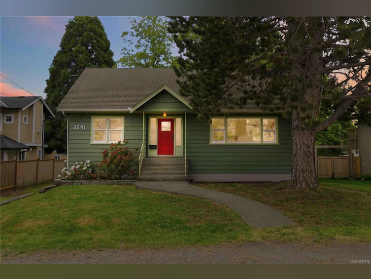 1541 Mcrae Avenue, Saanich, BC, V8P 1G4