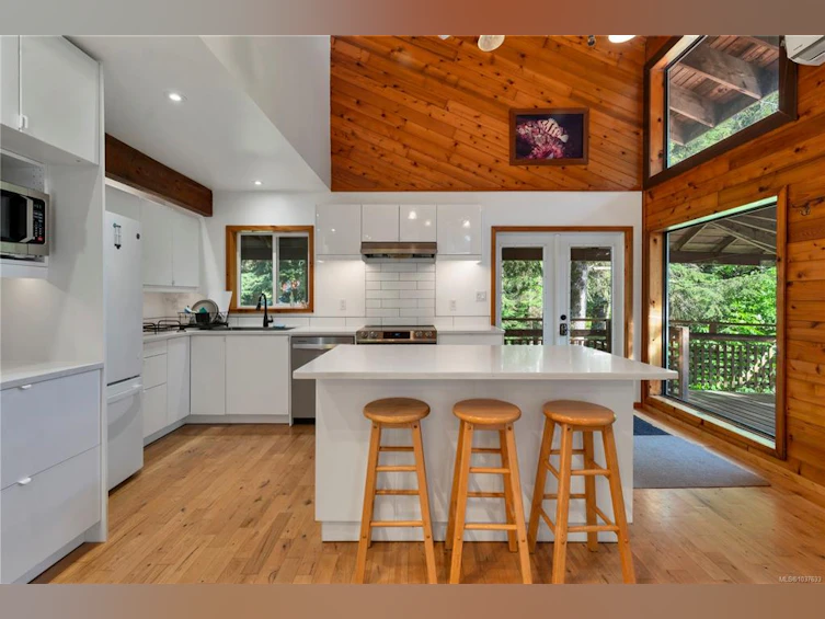 653 Green Road, Quadra Island, BC, V0P 1N0 - 34