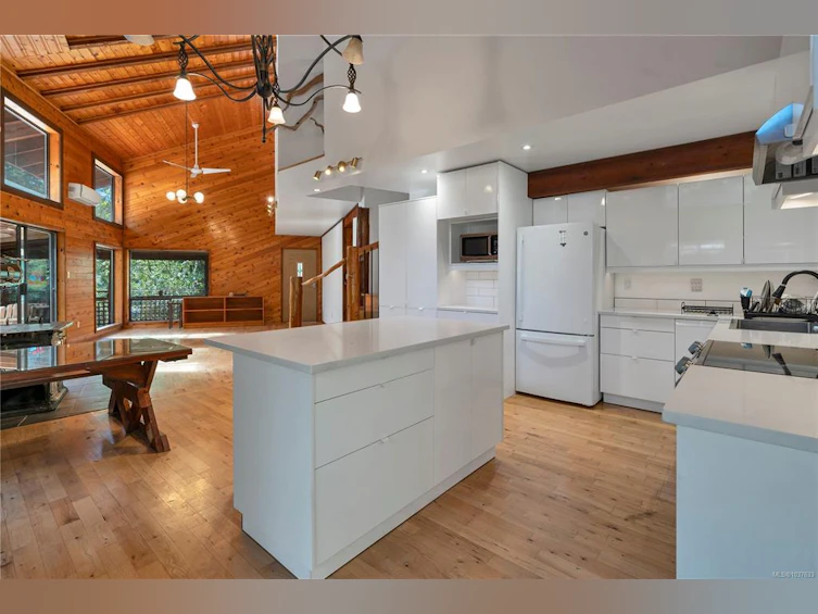 653 Green Road, Quadra Island, BC, V0P 1N0 - 31