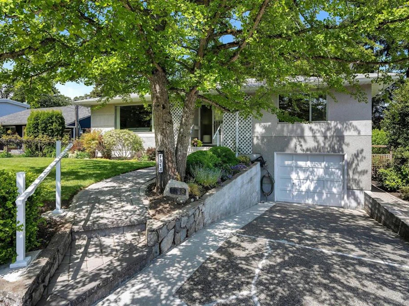 1318 Moorgreen Place, Saanich BC V8P 2R9