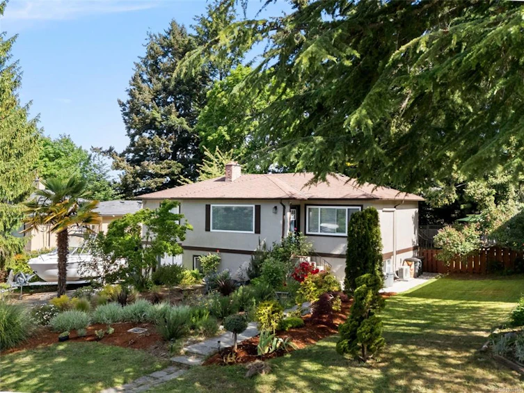 1232 Pearce Crescent, Saanich, BC, V8X 3S9 - 2