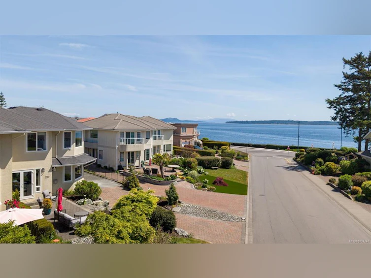 2282 Frost Avenue, Sidney, BC, V8L 1P9 - 2
