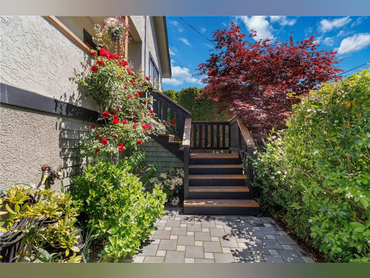 1742 Albert Avenue, Victoria, BC, V8R 1Z1 - 3