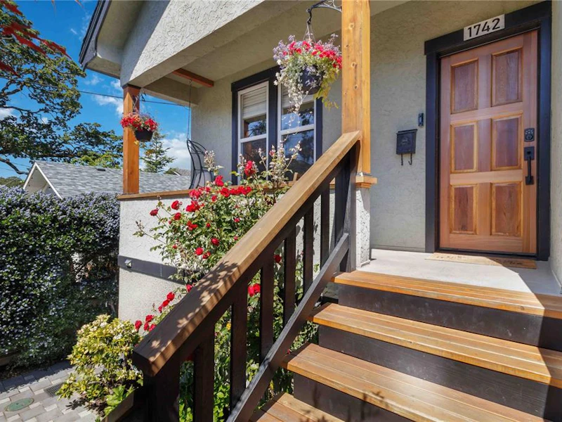 1742 Albert Avenue, Victoria BC V8R 1Z1