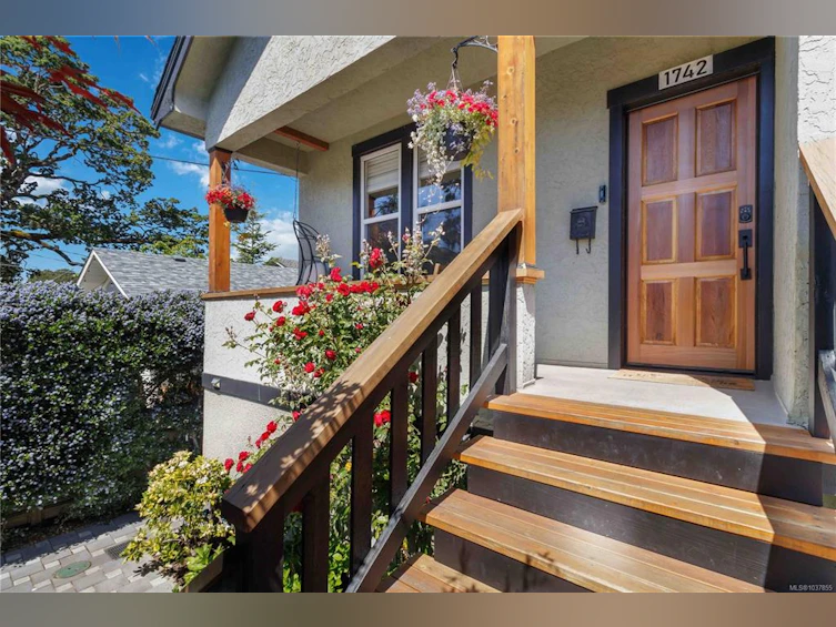 1742 Albert Avenue, Victoria, BC, V8R 1Z1