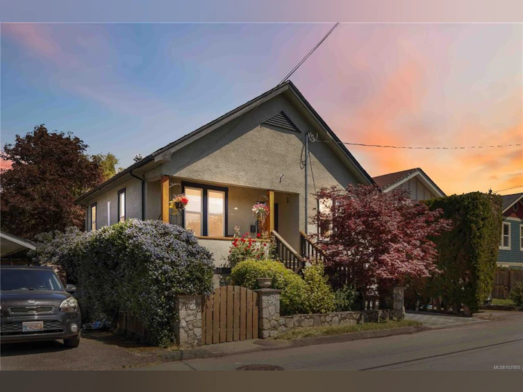1742 Albert Avenue, Victoria, BC, V8R 1Z1 - 43