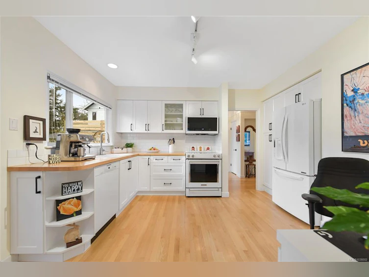 3810 Epsom Drive, Saanich, BC, V8P 3S7 - 9