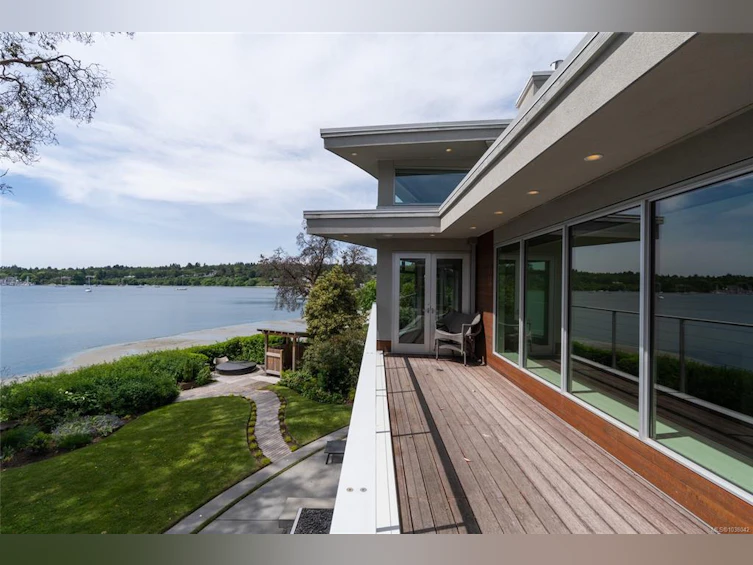3931 Cadboro Bay Road, Saanich, BC, V8N 4G7 - 41