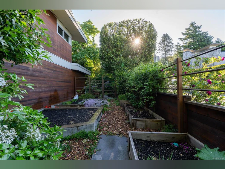 3931 Cadboro Bay Road, Saanich, BC, V8N 4G7 - 46
