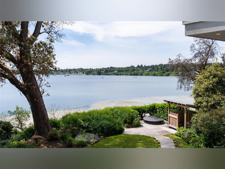 3931 Cadboro Bay Road, Saanich, BC, V8N 4G7 - 43