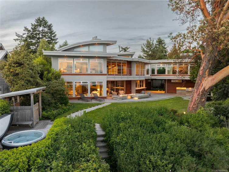 3931 Cadboro Bay Road, Saanich, BC, V8N 4G7 - 2