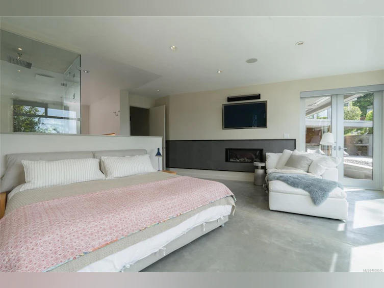 3931 Cadboro Bay Road, Saanich, BC, V8N 4G7 - 18