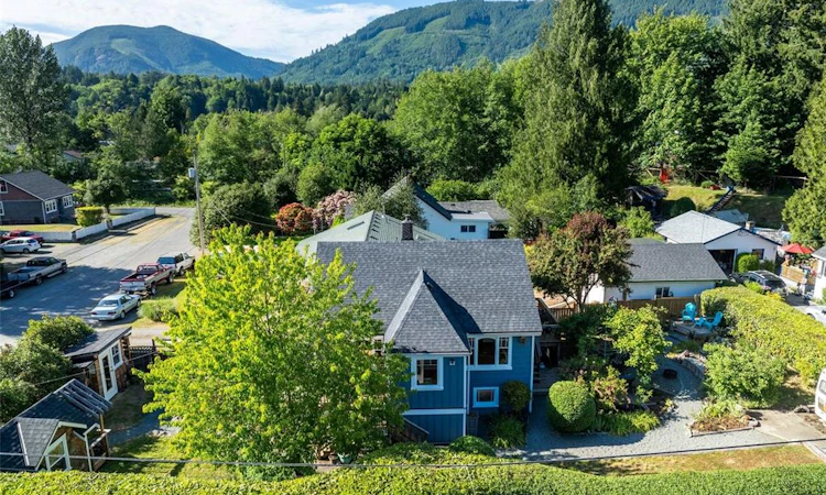 37 W Cowichan Avenue