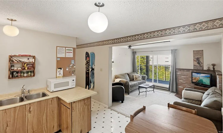 106-695 Castle Crag Crescent