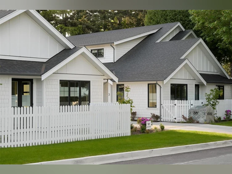 3-5032 Wesley Road, Saanich, BC, V8Y 1Z4