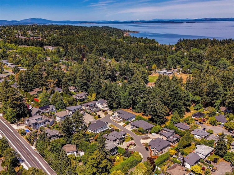 2491 Cadboro Heights Lane, Saanich, BC, V8N 0B2 - 46