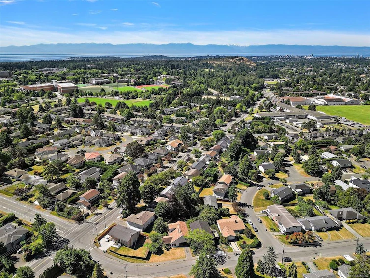 1871 Fairburn Drive, Saanich, BC, V8N 5B4 - 7