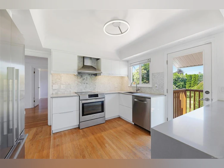 3026 Larkdowne Road, Oak Bay, BC, V8R 5N2 - 2