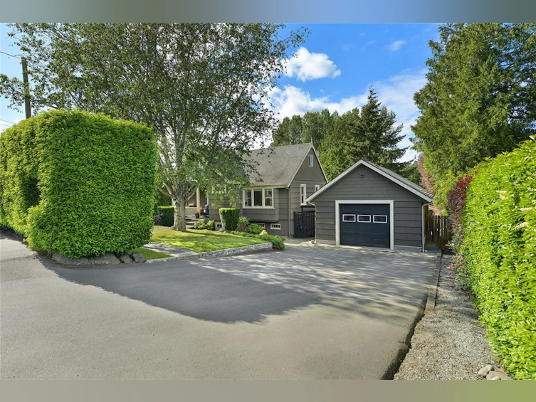 1000 Lodge Avenue, Saanich, BC, V8X 3A8