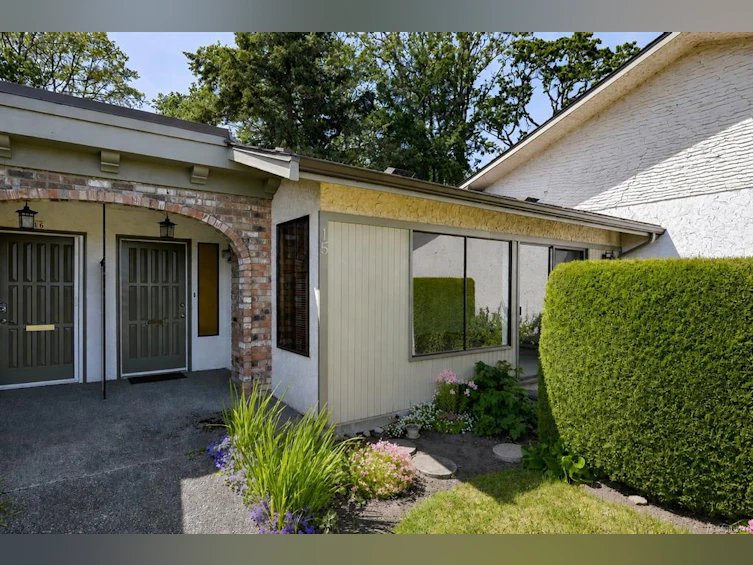 15-3968 Cedar Hill Road, Saanich, BC, V8N 3B8 - 3