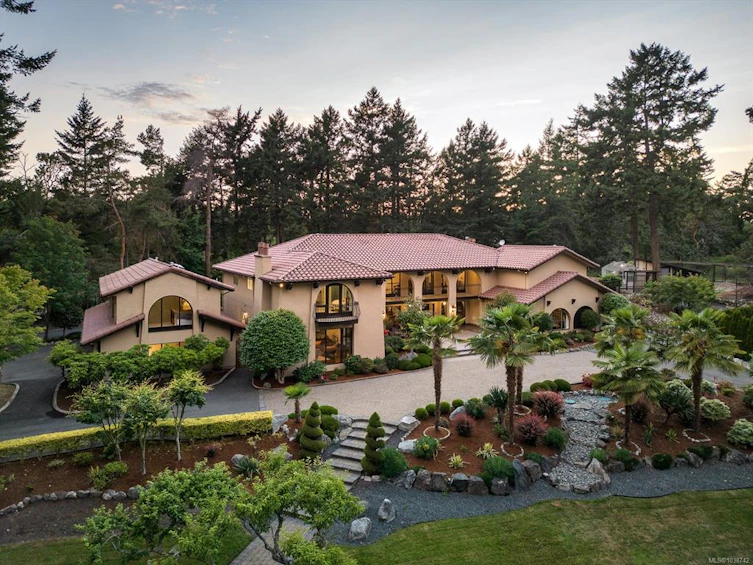 2495 Shannon Place, Saanich, BC, V8N 1X2