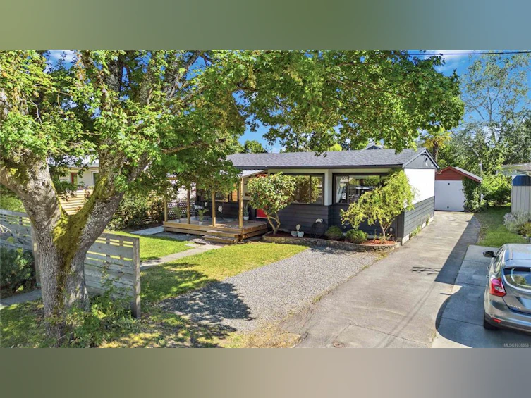 1735 Newton Street, Saanich, BC, V8R 2R1 - 38