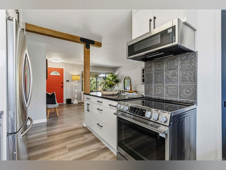 1735 Newton Street, Saanich, BC, V8R 2R1 - 11