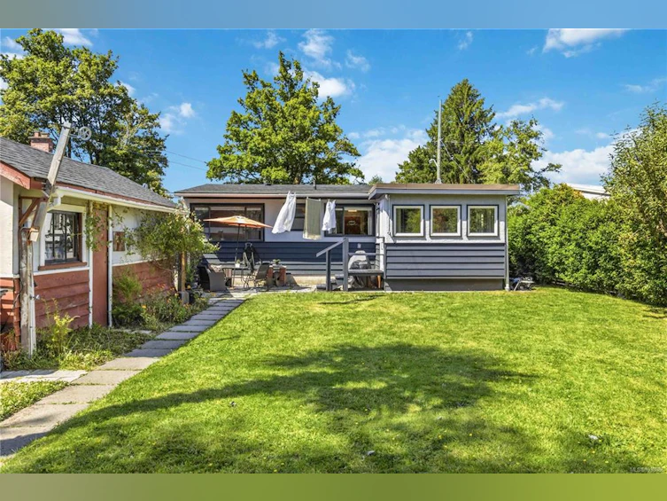 1735 Newton Street, Saanich, BC, V8R 2R1 - 34