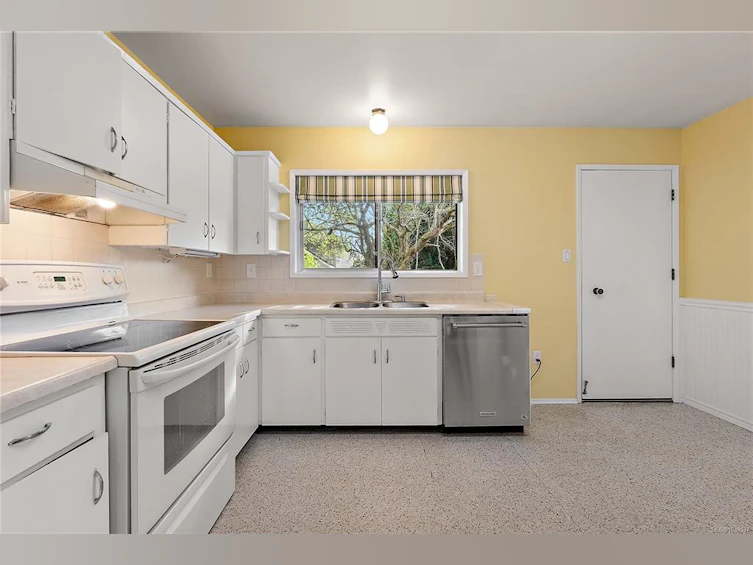 3955 Emerald Place, Saanich, BC, V8P 4T8 - 10