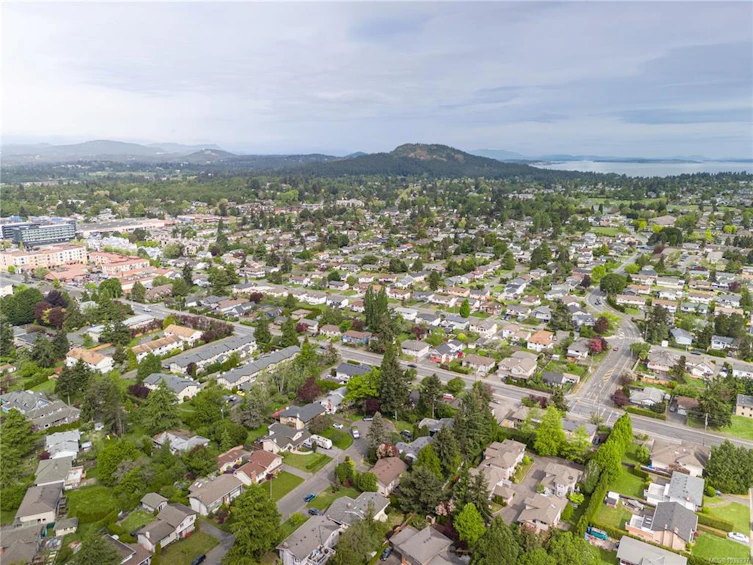 3955 Emerald Place, Saanich, BC, V8P 4T8 - 33