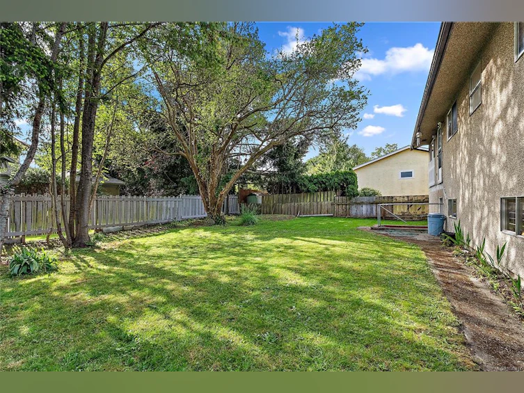 3955 Emerald Place, Saanich, BC, V8P 4T8 - 5