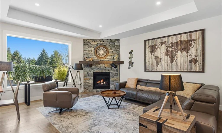 136 Golden Oaks Crescent