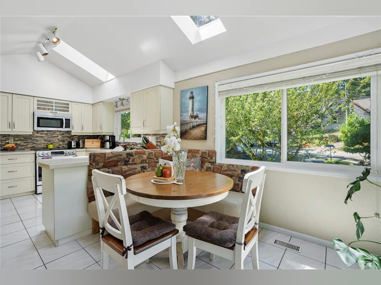 4921 Townsend Drive, Saanich, BC, V8Z 5P2 - 8