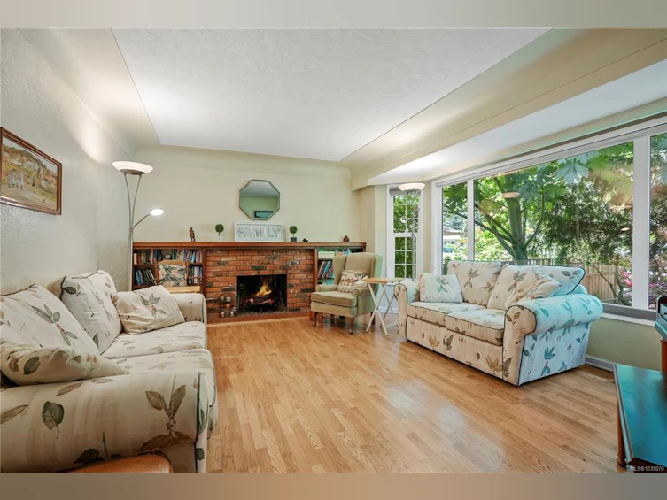 4921 Townsend Drive, Saanich, BC, V8Z 5P2 - 3