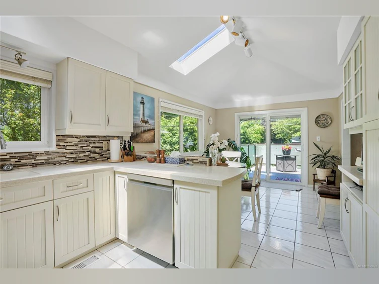 4921 Townsend Drive, Saanich, BC, V8Z 5P2 - 7