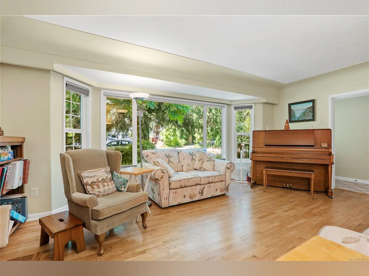4921 Townsend Drive, Saanich, BC, V8Z 5P2 - 4