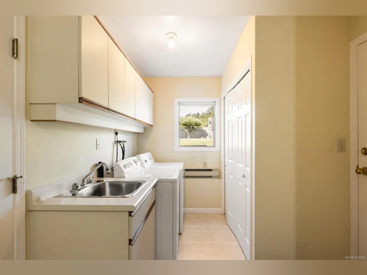 10652 Madrona Drive, North Saanich, BC, V8L 5L8 - 12