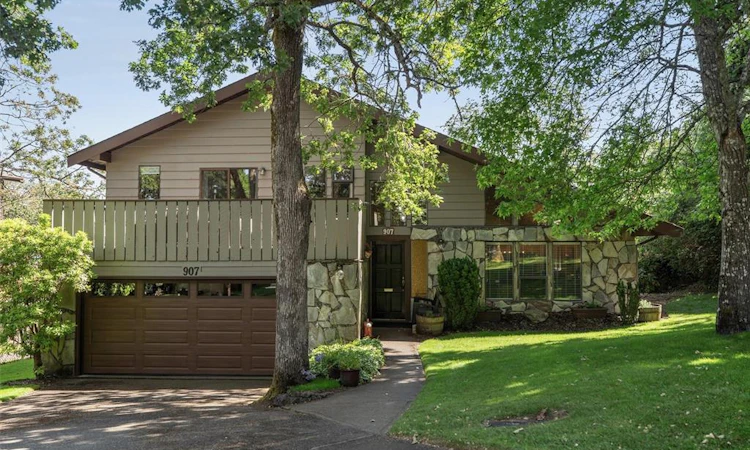 907 Woodhall Drive